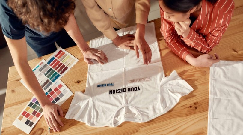 izmeryat futbolku s printom