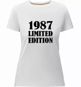 Женская премиум футболка Queens are born in August Черный фото