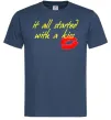 Мужская футболка IT ALL STARTED WITH A KISS Темно-синий Мужская футболка IT ALL STARTED WITH A KISS Темно-синий фото
