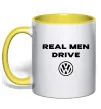 Чашка с цветной ручкой Real men drive Volkswagen Солнечно желтый фото