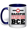 Чашка с цветной ручкой Валерія вирішує все Глубокий темно-синий фото
