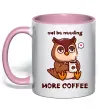 Чашка з кольоровою ручкою Owl be needing more coffee Ніжно рожевий фото