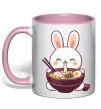 Чашка з кольоровою ручкою Зайчик їсть рамен Ніжно рожевий фото