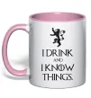 Чашка з кольоровою ручкою I drink and i know things Ніжно рожевий фото