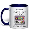 Чашка з кольоровою ручкою Be patient I`m from 1900s Глибокий темно-синій фото