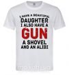 Мужская футболка I have a beautiful daughter and a gun Белый фото