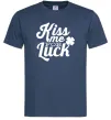 Чоловіча футболка Kiss me for luck Темно-синій фото