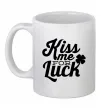 Чашка керамическая Kiss me for luck Белый фото