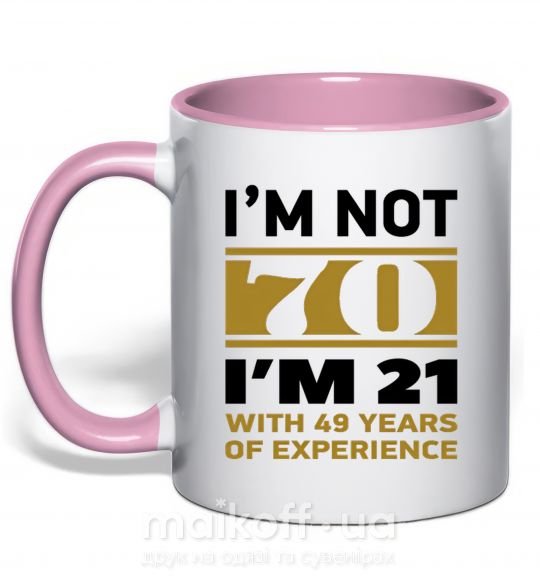 Чашка с цветной ручкой I'm not 70 i'm 21 with 49 years of experience Нежно розовый фото