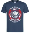 Чоловіча футболка July 1985 40 years of being Awesome Темно-синій фото