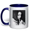 Чашка с цветной ручкой Billie Eilish bw Глубокий темно-синий фото