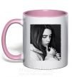Чашка з кольоровою ручкою Billie Eilish bw Ніжно рожевий фото