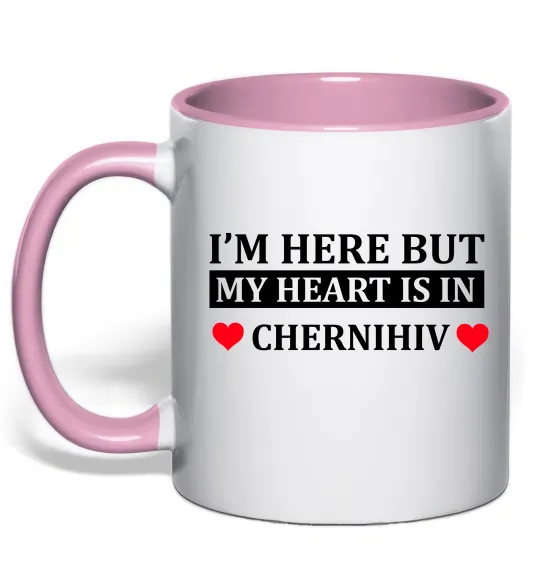 Чашка с цветной ручкой I'm here but my heart is in Chernihiv Нежно розовый фото