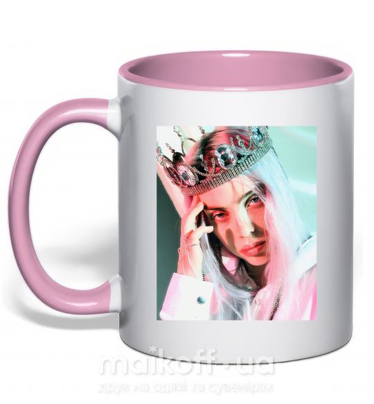 Чашка з кольоровою ручкою Billie Eilish in crown Ніжно рожевий фото