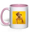Чашка с цветной ручкой Billie Eilish yellow Нежно розовый фото