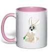 Чашка з кольоровою ручкою Кролик з морквинкою Ніжно рожевий фото