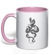 Чашка з кольоровою ручкою Женская рука со змеей Ніжно рожевий фото